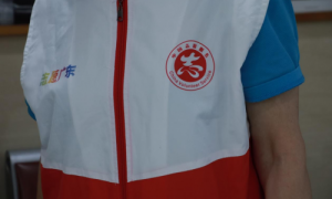 公益善举遇眼疾阻碍，华厦眼科专业医术护她公益前行